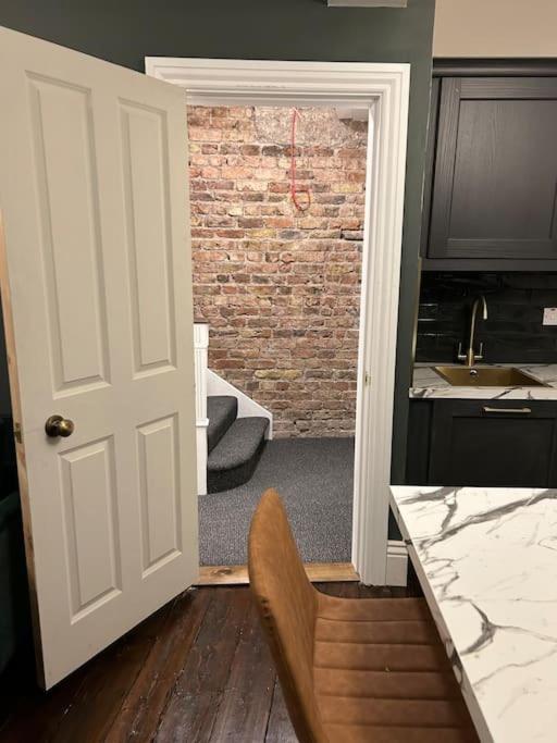 דירות קורק Patrick Street Townhouse מראה חיצוני תמונה
